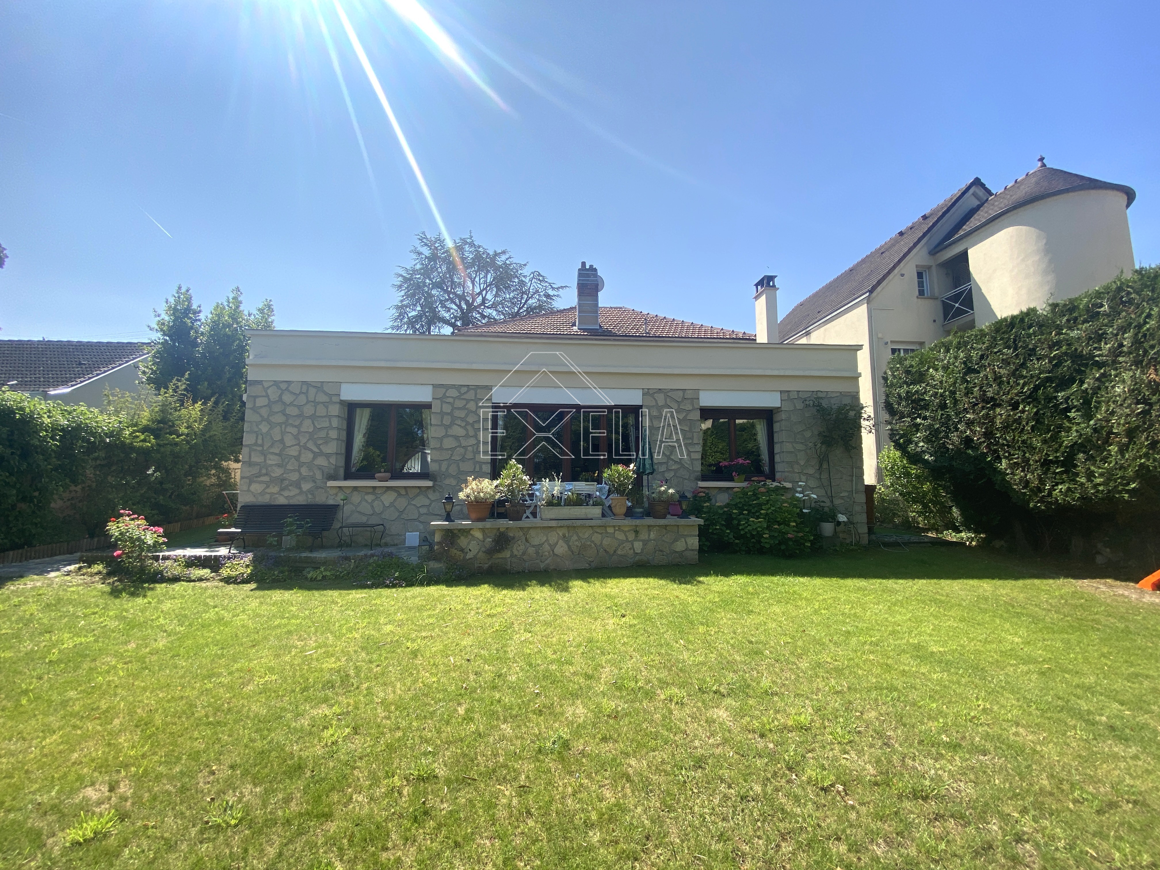 Maison de charme atypique avec dépendance T8